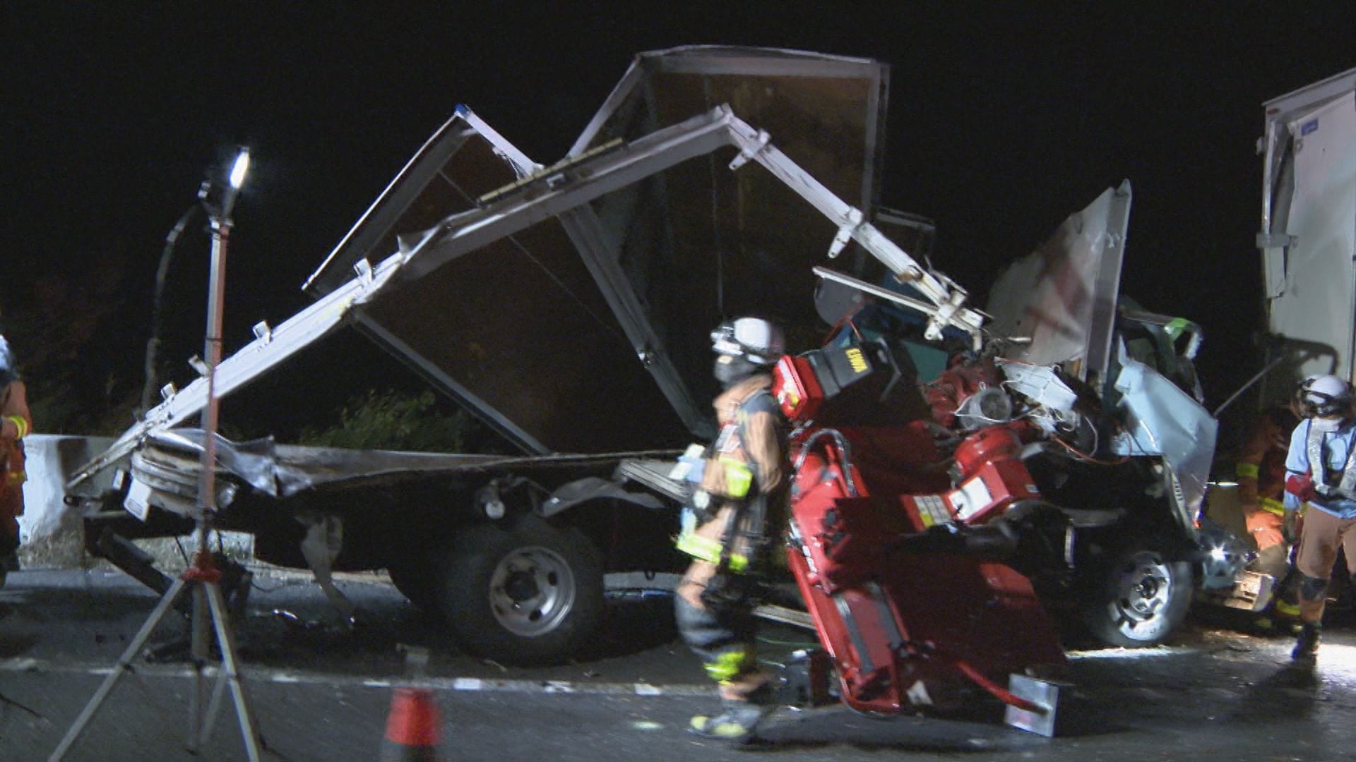 路肩で修理のトラック2台に後続のトラックが追突　新東名高速上り岡崎SA付近