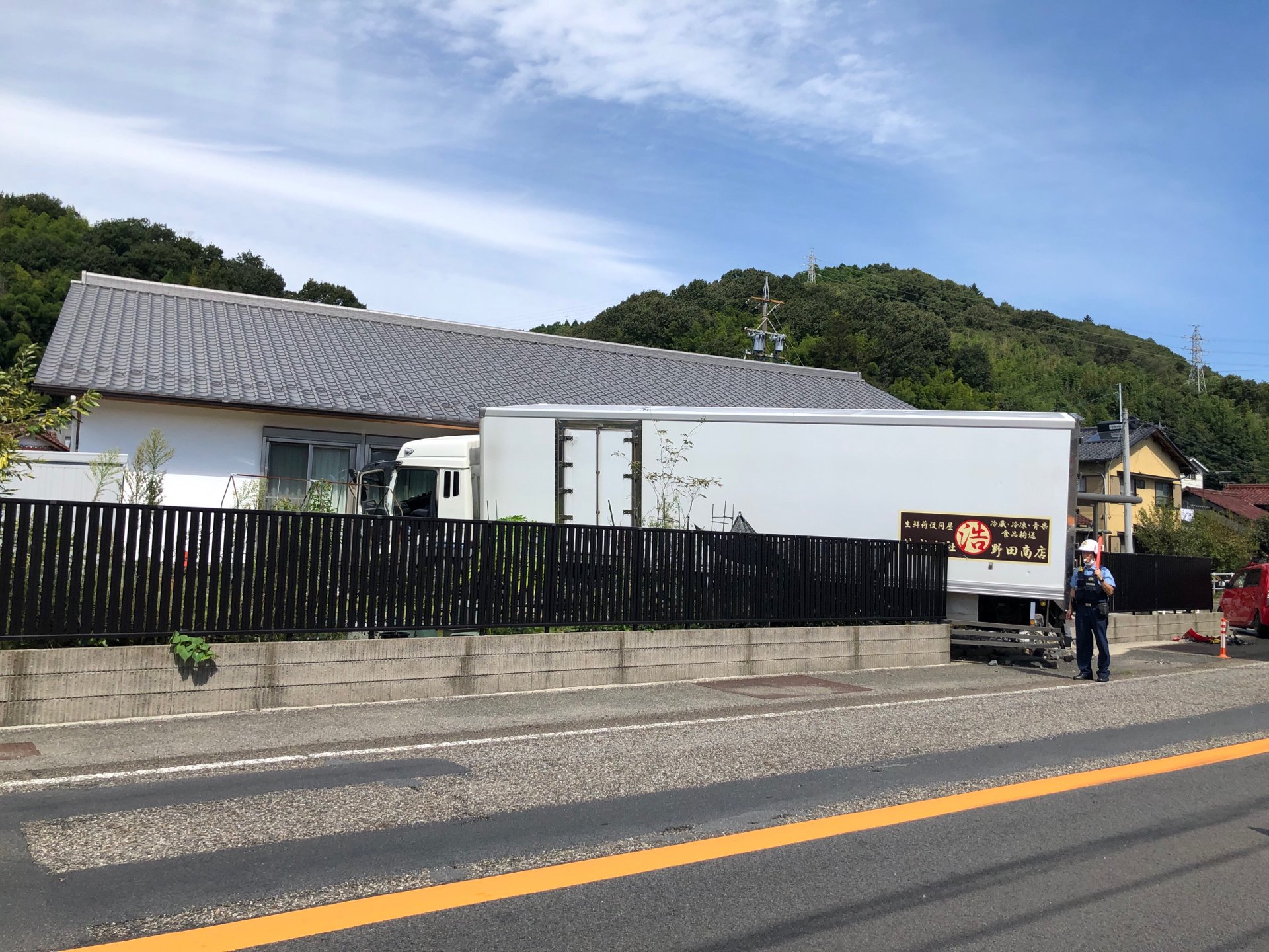 トラックが軽乗用車と衝突　はずみでトラックが住宅に突っ込む　軽乗用車の男性が大けがか