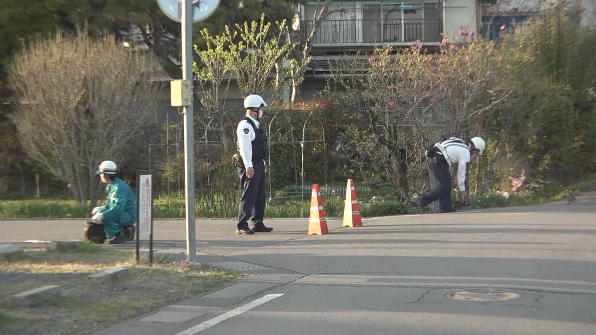 高齢男性が乗った自転車が乗用車にはねられる 男性は意識不明の重体