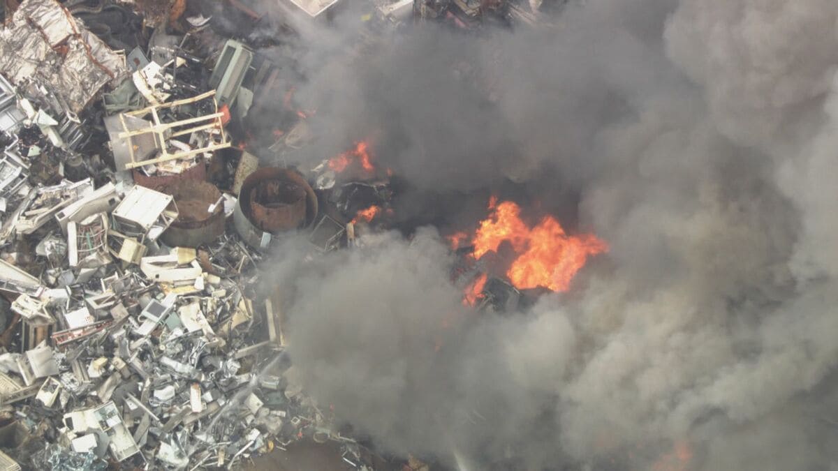 愛知･小牧市の産業廃棄物処理場で火災 トラックなどが燃える 消火活動続く