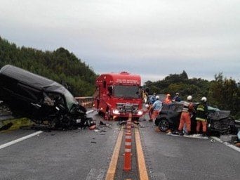 【画像】高速道路の正面衝突・死亡事故、片方の車がセンターラインはみ出したか　対面通行区間の現場にはポール　27歳男性が死亡、4歳の男の子と46歳男性がケガ
