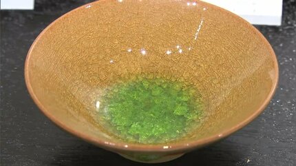 虫明焼に釉薬で鮮やかな色彩を加えた独自の作風 黒井博史さんの個展に