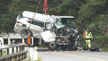 中に人がいるようだ、車がつぶれている」車が反対車線にはみ出し、欄干