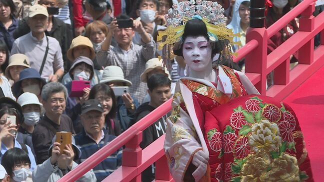 けんらん豪華な衣装で外八文字…下関市恒例「しものせき海峡まつり」にぎわう 2日間で約32万人の人出|TBS NEWS DIG