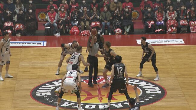 プロバスケットボール「Bリーグ」の試合中に南海トラフ巨大地震の発生を想定した訓練 選手と観客1300人が参加 “雑踏事故”などの二次災害を防ぐ|TBS NEWS DIG