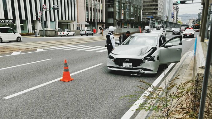 「シャレオの入り口に車が突っ込んだ」と通報　広島市中心部にある地下街の入り口壁に車が衝突　周囲の人にけが人はなし　|　RCC NEWS | 広島ニュース | RCC中国放送