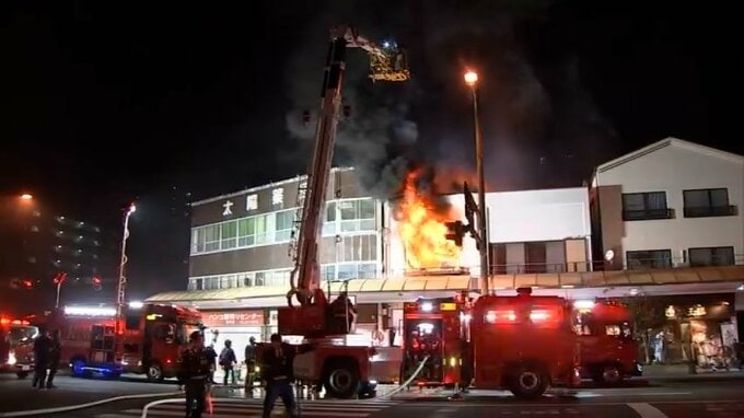 宮崎市の中心街・橘通りで火災　飲食店の入る2階建てのビルが全焼|TBS NEWS DIG