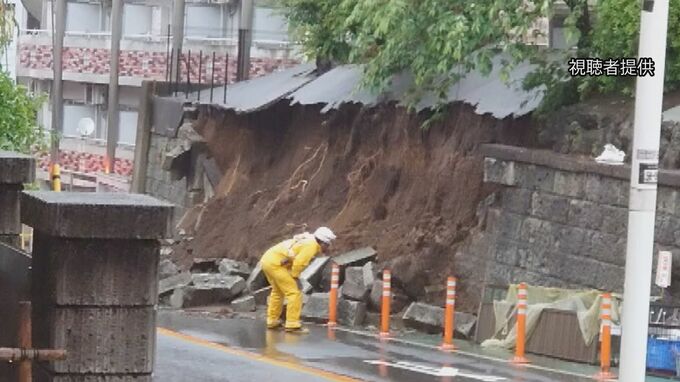 川崎・宮前区　住宅ののり面一部が崩れる　土砂が道路に流出　けが人なし|TBS NEWS DIG