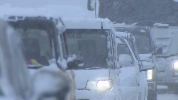「最強・最長寒波」の影響で富山県では昨夜から積雪が急増　猪谷で121㎝　富山県の各地の積雪：朝日46㎝・氷見26㎝・魚津49㎝・伏木41㎝・富山49㎝・秋ヶ島52㎝・砺波52㎝・猪谷121㎝　|　富山のニュース｜天気・防災｜チューリップテレビ