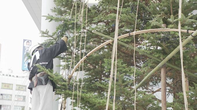 クリスマスツリーが伝統の“雪つり”姿に 年末年始は暖かさ戻る|TBS NEWS DIG