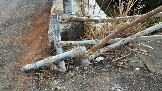 乗用車が対向車線にはみ出し、そのままガードパイプに衝突…運転していた83歳の男性が死亡（高知・芸西村）|TBS NEWS DIG