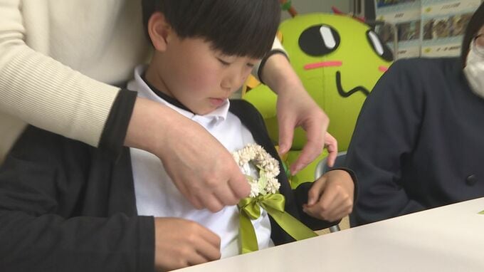 卒業生に感謝の気持ちを込めて…在校生が地元和紙でコサージュづくり「一生の思い出になる卒業式を迎えてほしい」|TBS NEWS DIG