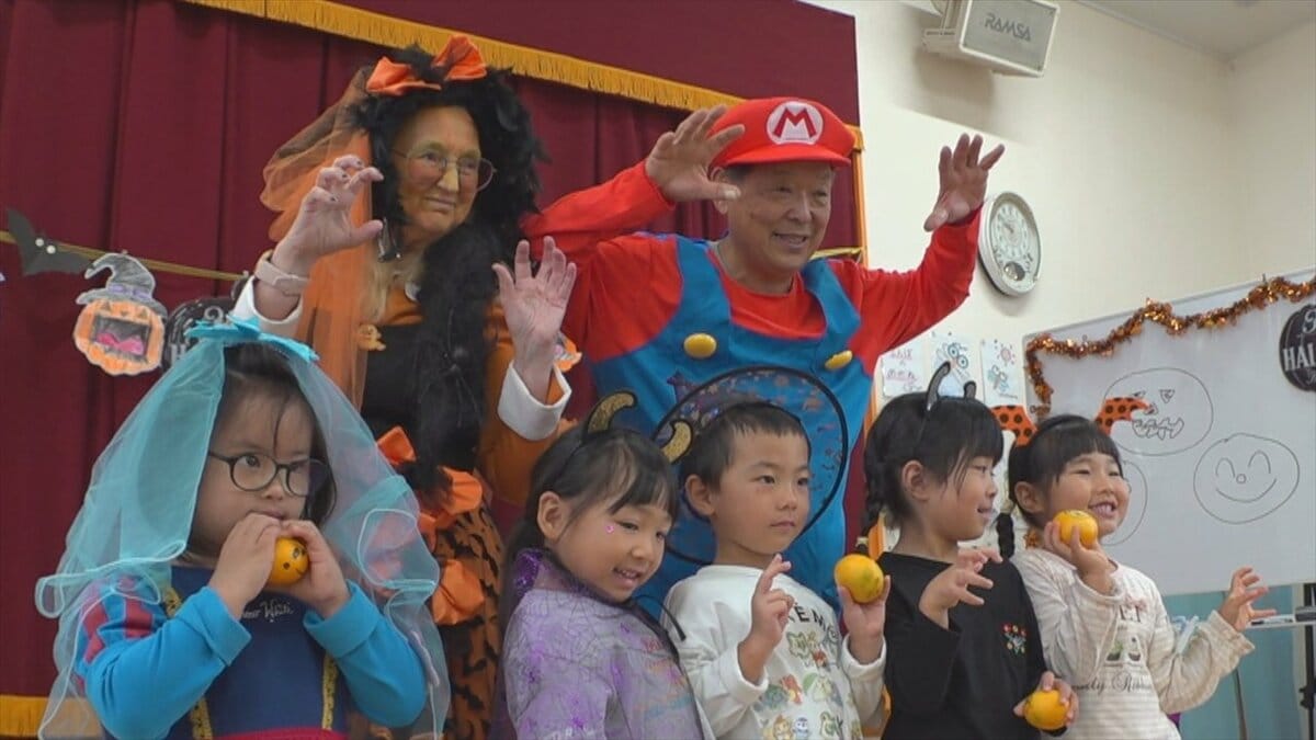 「トリックオアトリート」保育園でハロウィーンイベント　お菓子をもらい、ダンスやお絵描き楽しむ　山梨・八日市場保育園