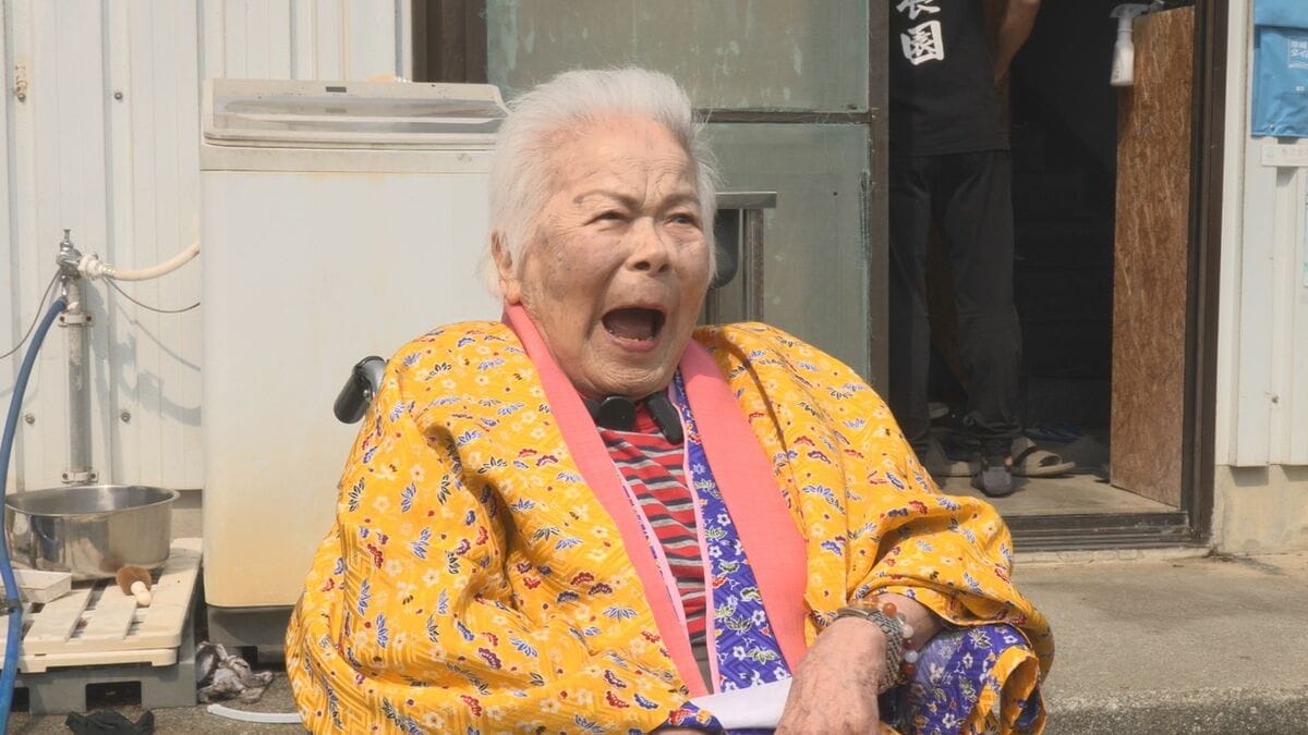 子どもから玄孫まで子孫は59人！ 大正15年生の與那嶺芳子さんが百寿祝い　孫の人力車で集落をパレード