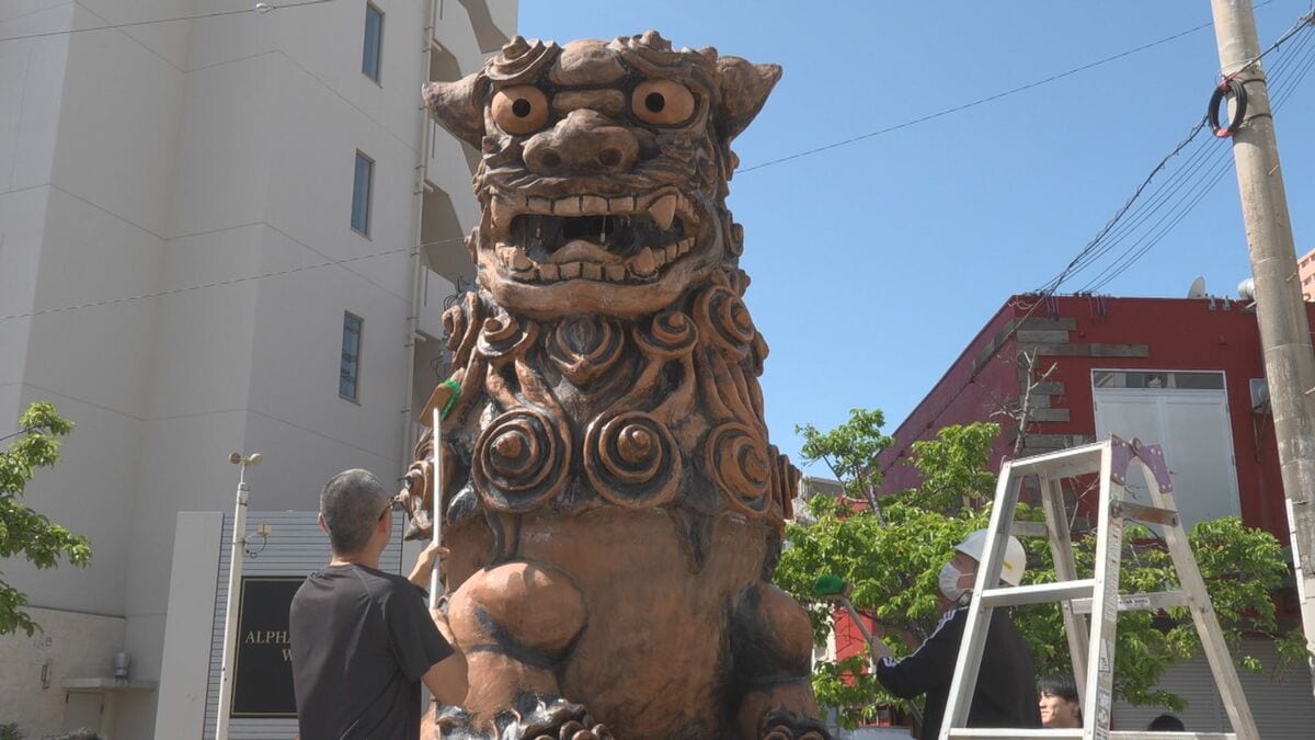 シーサーの日を前に「やちむんの街」那覇市壺屋で大シーサーを清掃