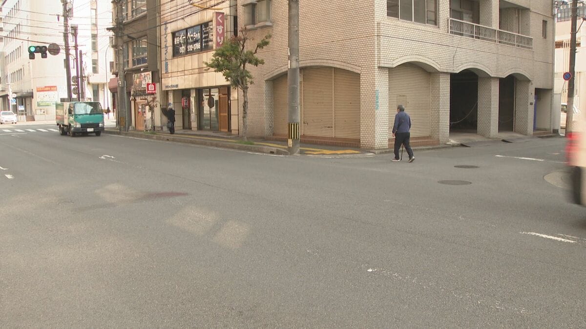 深夜の交差点で歩行中の男性が車にはねられる　一時重体も意識回復　大分