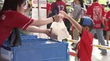 サッカー試合会場で『フードドライブ』 ロアッソ熊本選手がファンと触れ合いながら食品ロス削減　|　熊本のニュース｜RKK NEWS｜RKK熊本放送