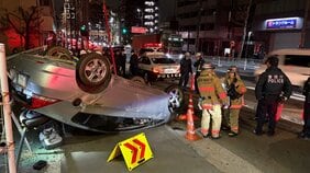 【速報】パトカーが追跡した乗用車が別の車に追突し横転…車に乗っていた2人は逃走　警視庁が行方追う　東京・杉並区|TBS NEWS DIG