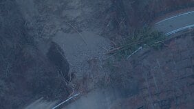 静岡市の県道で土砂崩れ 通行止め続く 温泉施設の宿泊客など約80人が孤立|TBS NEWS DIG