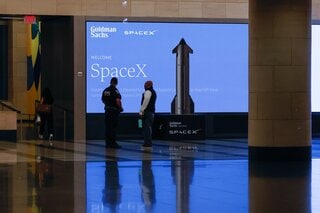 スペースX一色のウォール街、模型ロケット設置しビルをライトアップ| TBS CROSS DIG with Bloomberg