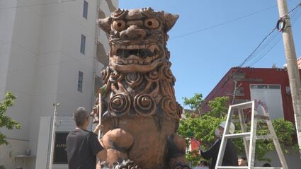 シーサーの日を前に「やちむんの街」那覇市壺屋で大シーサーを清掃