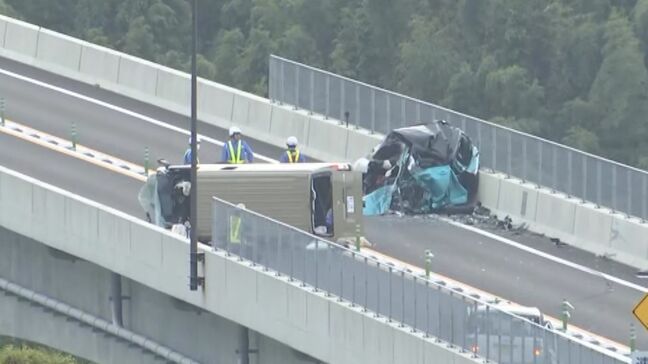 山陰道で乗用車が対向車線にはみ出し、車2台に続けて衝突 乗用車の助手席の女性(65)が死亡 乗用車が2台目に衝突した車に乗っていた小学生の男の子(7)が意識不明の重体 島根県出雲市|TBS NEWS DIG