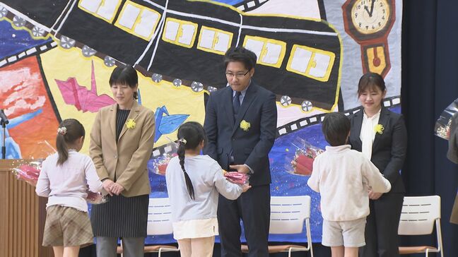 小学校で離任式　先生とお別れ、感謝の思い伝える　大分|TBS NEWS DIG