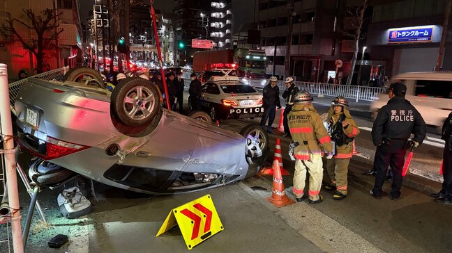 【速報】パトカーが追跡した乗用車が別の車に追突し横転…車に乗っていた2人は逃走　警視庁が行方追う　東京・杉並区|TBS NEWS DIG