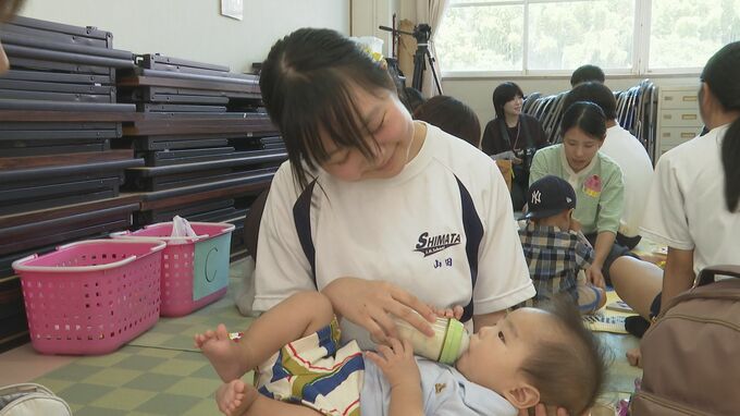 中学生が赤ちゃんとふれあう体験学習「頭が重く支えるのが大変」未来のパパとママに向けた応援事業　|　山口のニュース・天気・防災｜tys NEWS｜ｔｙｓテレビ山口