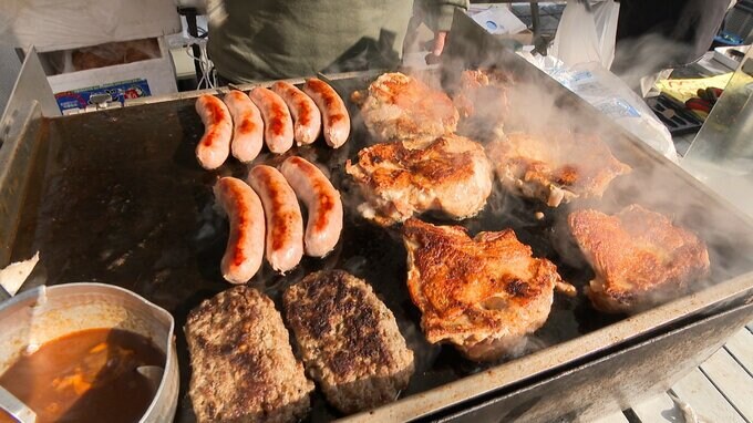 「肉々しく」高知嶺北地域自慢の肉料理がズラリ ダムの下で「肉フェス」開催|TBS NEWS DIG