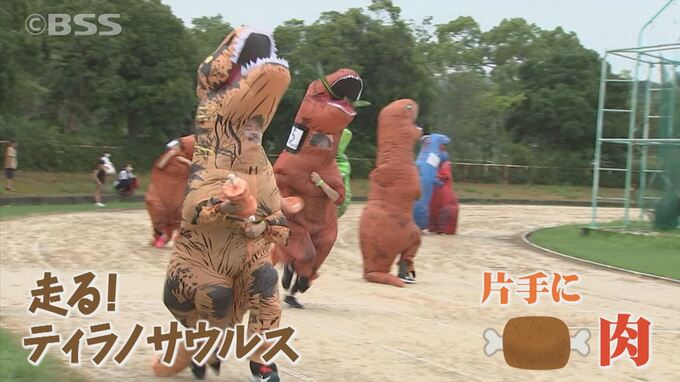 バトンはお肉！ティラノサウルスレース4×100メートルリレー！　島根県安来市で開催　全国に広がるティラノレース　|　BSSニュース | BSS山陰放送