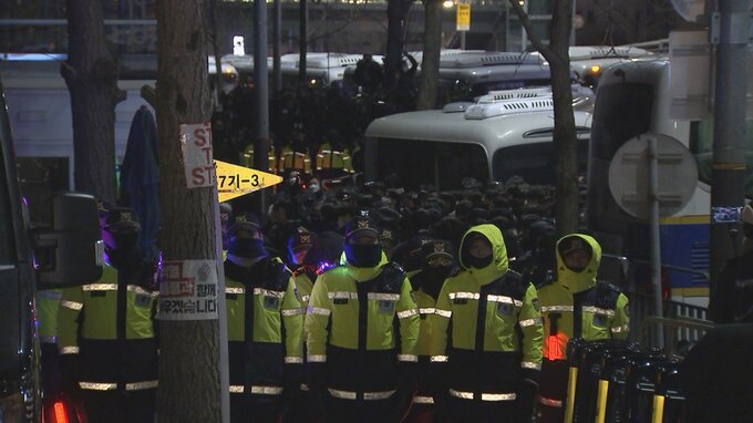 警察の一部は登山路を使って公邸への進入を試みる|TBS NEWS DIG