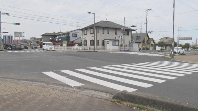 小学生が大型トラックにはねられ死亡…事故現場は住宅・商業施設密集、毎朝約100人の児童が交差点利用、近くに工業団地、大型車が頻繁に往来する場所だった　「歩車分離式信号」設置案が出るも…「急ぐ人が出れば出るほど…」|TBS NEWS DIG