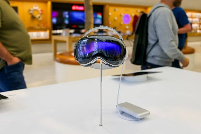 アップル、ヘッドセット刷新見送り－メタに対抗しスマートグラス優先