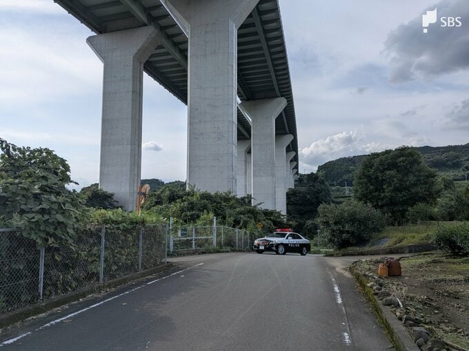 トラックがカーブを曲がりきれずフェンスに衝突して横転か 60代～70代とみられる男性が意識不明 同乗の女性も病院へ＝静岡・富士市|TBS NEWS DIG