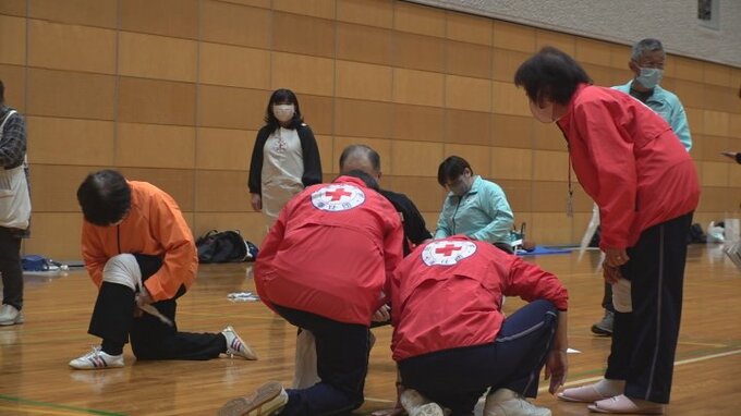 南海トラフ地震など大規模災害に備える　日本赤十字社の奉仕団員がけがの手当てなど救護訓練　|　山梨のニュース | ＵＴＹテレビ山梨