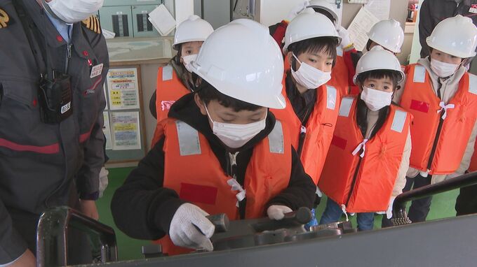 子どもたちがタンカー船を見学　エンジンなどの仕組み学ぶ　|　山口のニュース・天気・防災｜tys NEWS｜ｔｙｓテレビ山口