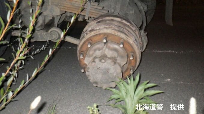 「ガタン」という音の後…走行中の大型トラックからタイヤ2本が外れ、1本が対向車に衝突　けが人なし　北海道旭川市・国道12号　|　北海道のニュース｜HBC北海道放送
