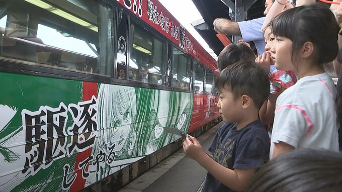 JR九州「進撃の巨人」ラッピング列車を期間限定運行 作者の故郷大分県日田市で出発式　|　大分のニュース｜OBS NEWS｜大分放送