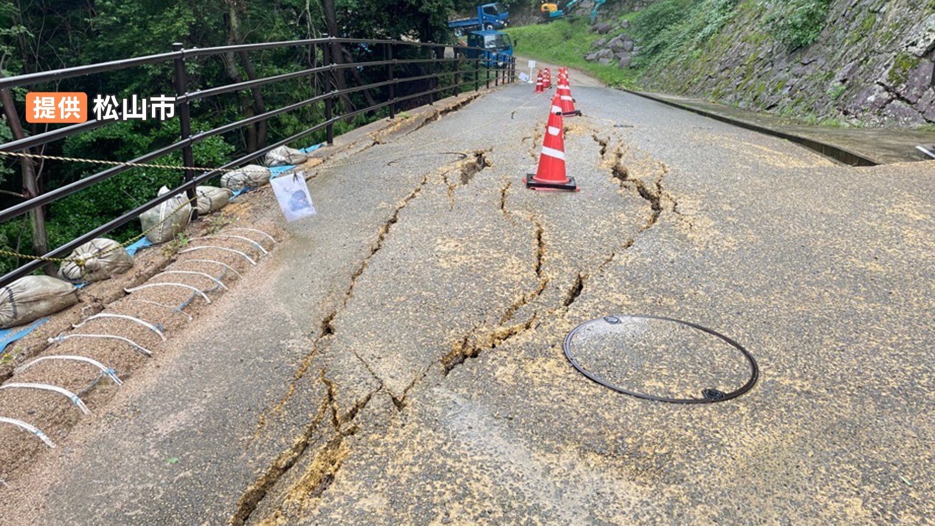 地割れ 住民「亀裂が急拡大していた」一方、松山市は「経年劣化による軽微な