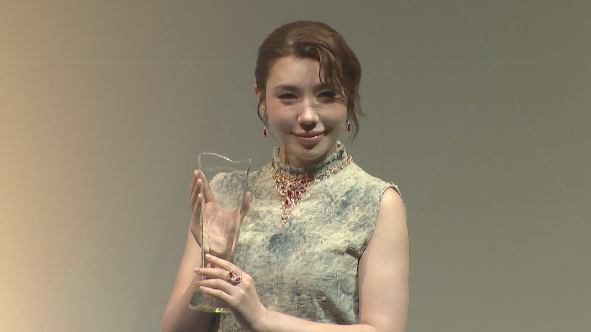 仲里依紗】「ウチの主人に証明できた」ジュエリーとデニムを合わせた