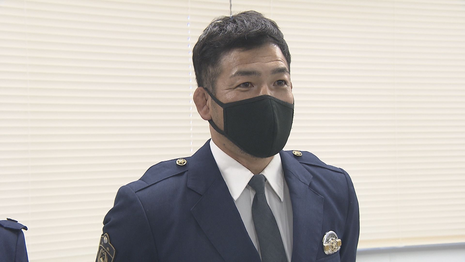 真夜中の海から「助けて…」 警察官は制服姿のまま飛び込んだ 命を救っ