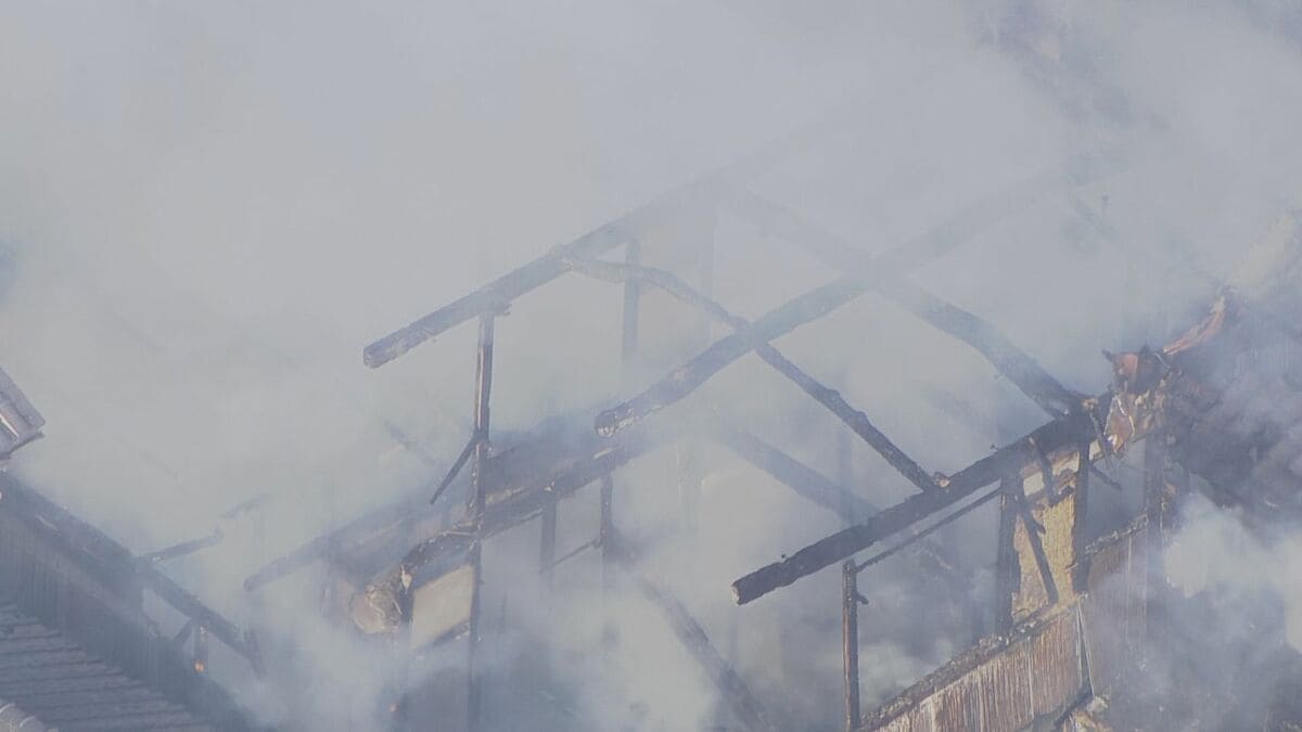「庭の小屋から爆発音と煙が出て建物に燃え移りそう」との119番通報 住宅火災で1人が軽傷 愛知・知多市