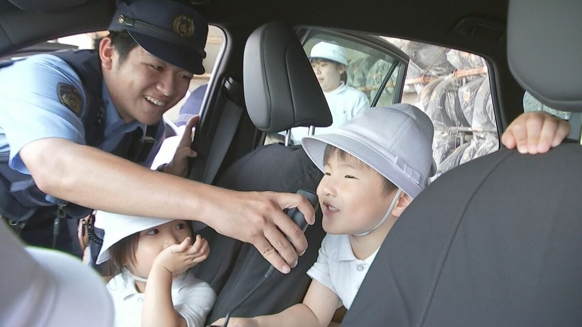 「前の人止まりなさい」サイレン鳴らし、無線マイクで警告　幼稚園児が地元警察署で仕事体験