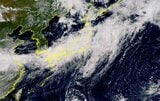 前線上の低気圧が引き起こす「記録的大雨」北日本から西日本にかけて12日まで大雨が続く見込み 九州北部で線状降水帯の危険性、週半ばからは一転35度の猛暑に【雨風シミュレーション】|TBS NEWS DIG