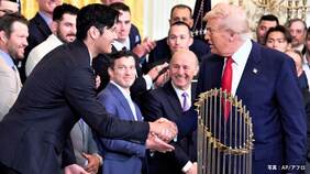 大谷翔平 トランプ大統領と笑顔で握手「ムービースターみたいだ」会場も大歓声 山本は硬い表情で大統領と対面|TBS NEWS DIG