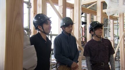 若手大工がベテラン棟梁から「応急仮設住宅の建て方」を実践で学習