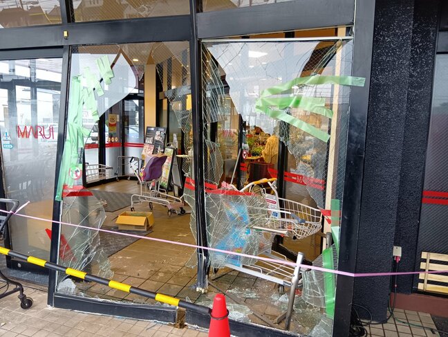 「後部座席の荷物を取る際にアクセルペダルを踏んだ」スーパーに70代女性が運転する軽乗用車が突っ込む事故　買い物客1人がけが|TBS NEWS DIG