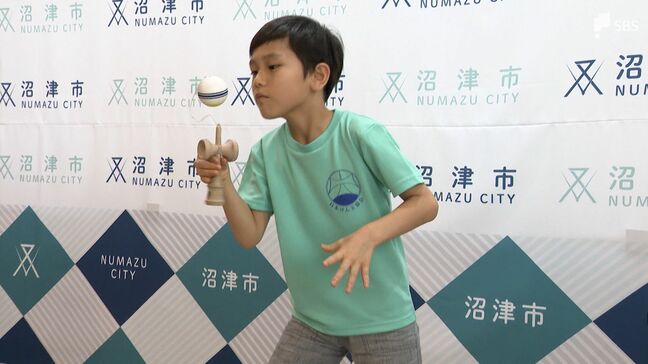 「次の目標は2連覇」けん玉日本一の小4男子が市長にV報告 6年生も破った“全集中”=静岡・沼津市|TBS NEWS DIG