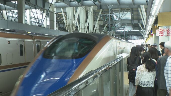 最大９連休の「お盆休み」金沢駅は帰省ラッシュで大混雑 「出迎えウキウキ」「孫はポケモン空港へGO！」　|　石川県のニュース｜MRO北陸放送